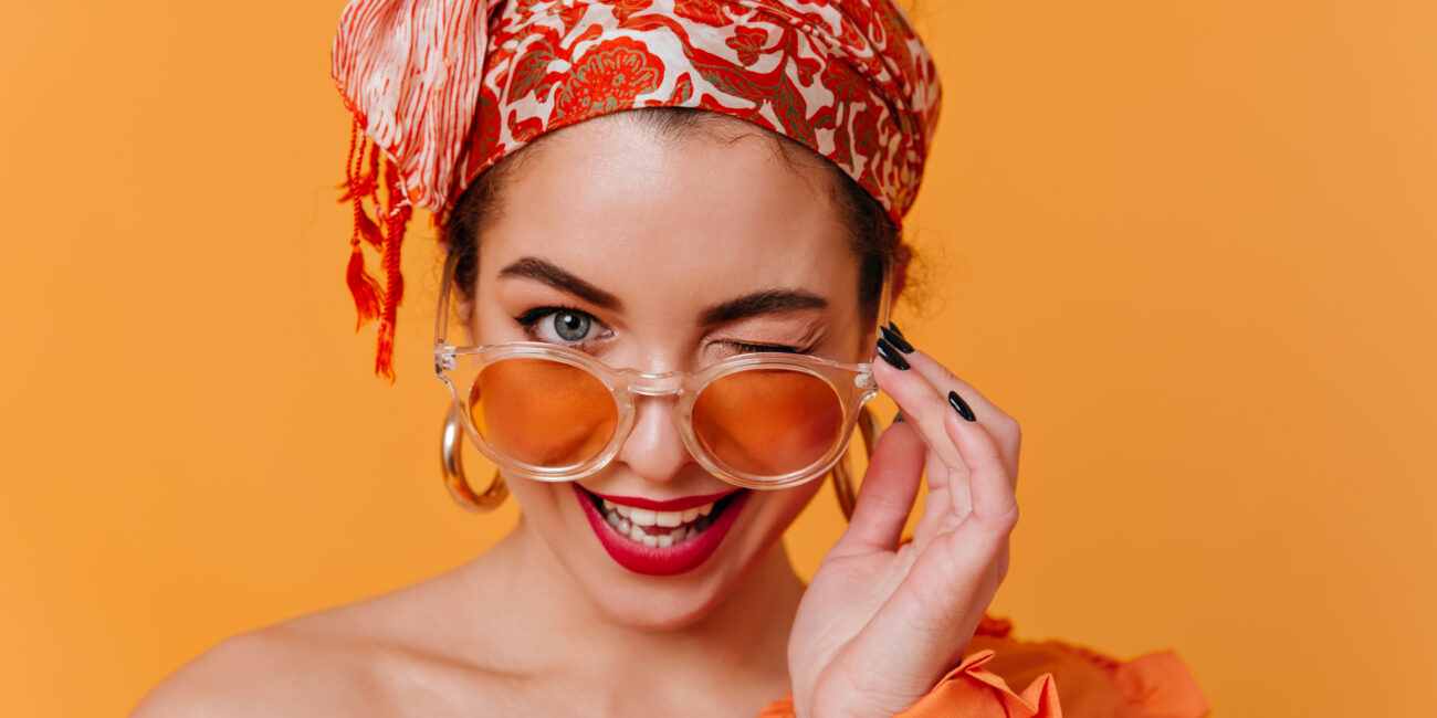 La mode femme des années 70 : styles iconiques et inspirations actuelles