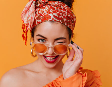 La mode femme des années 70 : styles iconiques et inspirations actuelles