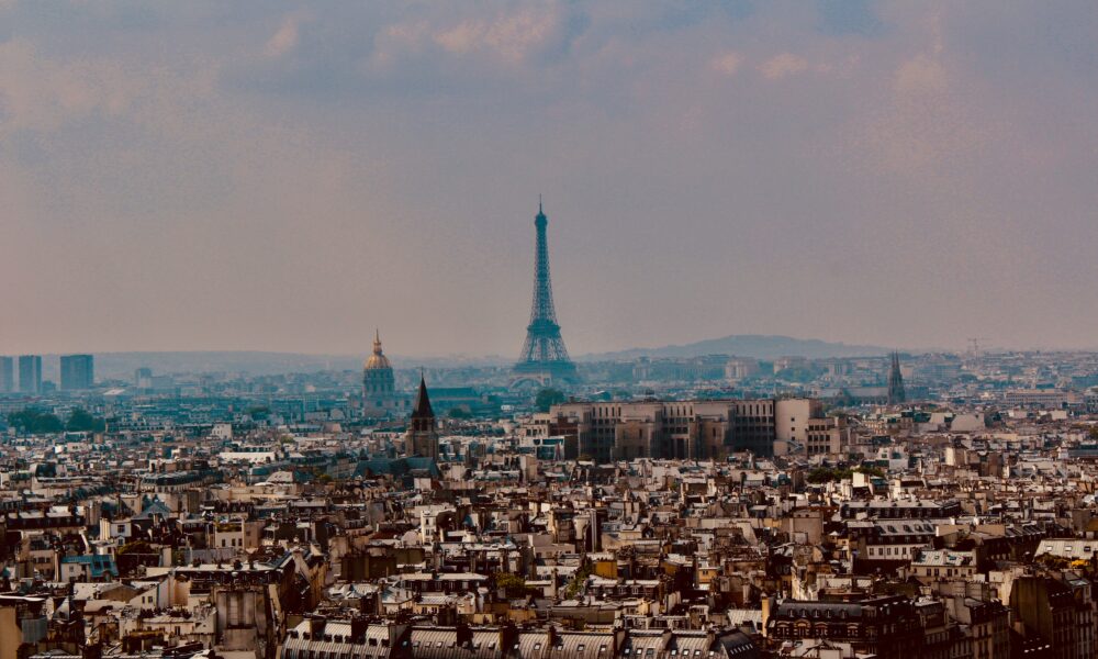 Le style français vu par Emily in Paris : kitsch et glamour à souhait !