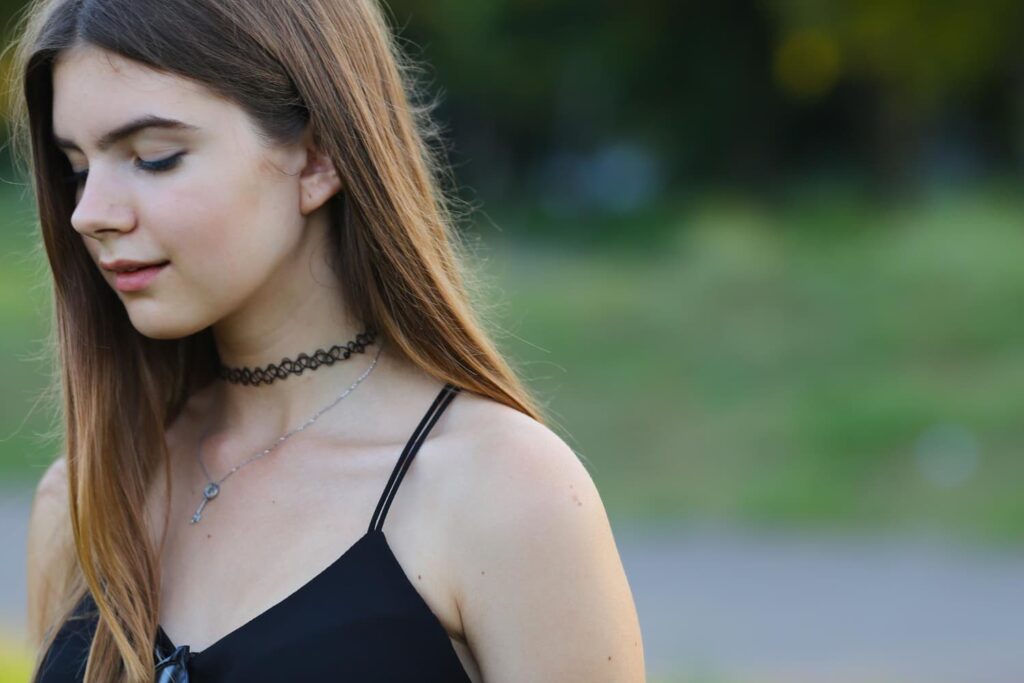 Jeune femme aux cheveux longs, regardant vers le bas.