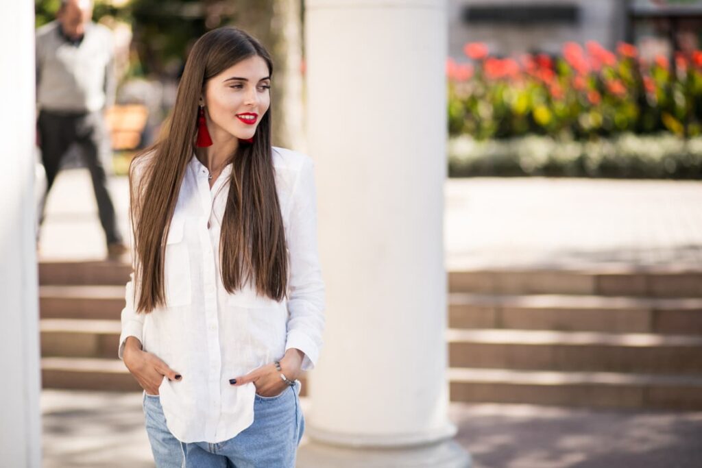 Femme en chemise blanche, extérieur, journée ensoleillée.