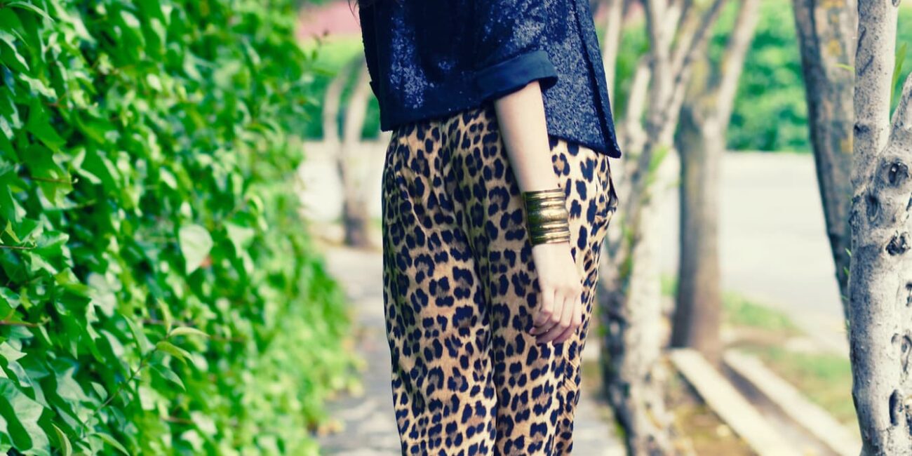Quoi porter avec un pantalon léopard pour un look tendance et audacieux ?