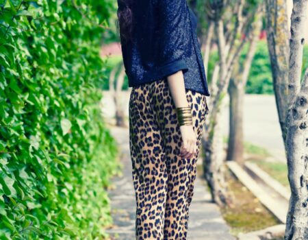Quoi porter avec un pantalon léopard pour un look tendance et audacieux ?