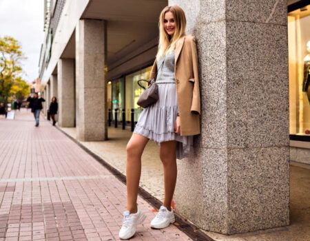 Comment associer baskets et robes avec style  ?