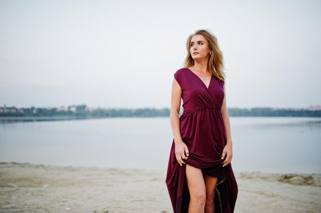 Femme en robe violette sur la plage