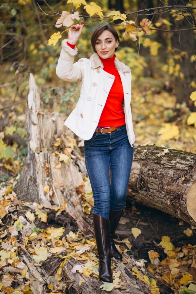 Femme dans la forêt automnale, tenue élégante.
