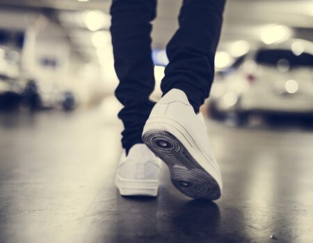 Quelles sont les sneakers homme intemporelles à posséder en 2025 ?