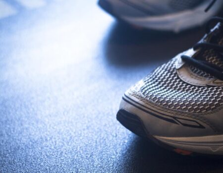 Tendance sneakers : Ces New Balance rétro s’imposent comme un must-have 2025
