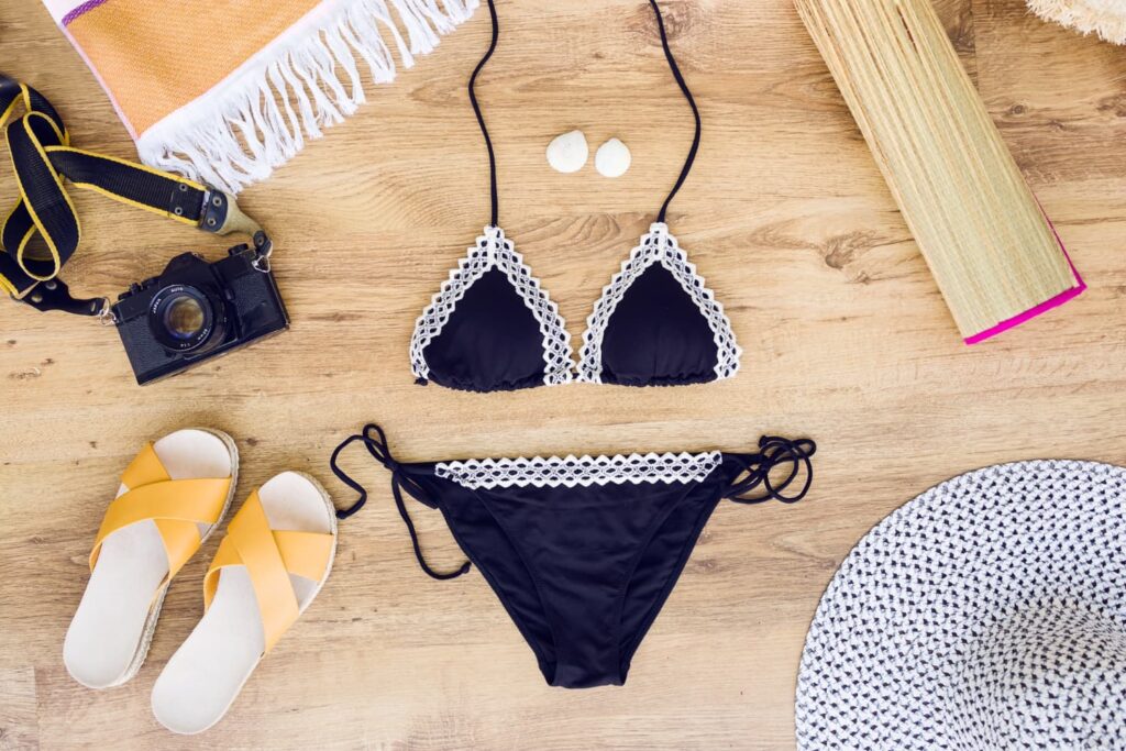 Accessoires de plage avec bikini noir et blanc.