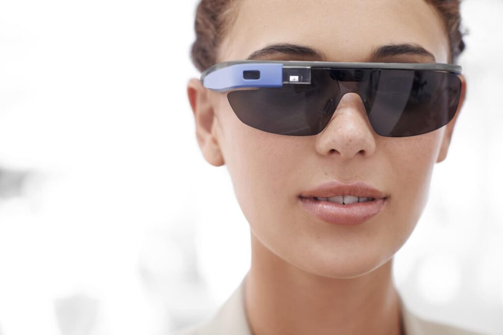 Personne portant des lunettes connectées futuristes.
