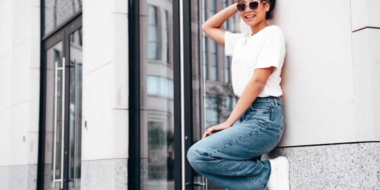 8 façons stylées de porter un jean large en 2025