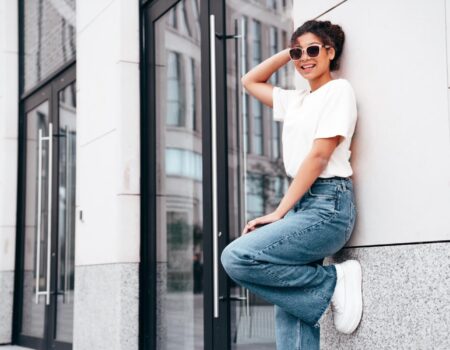 8 façons stylées de porter un jean large en 2025