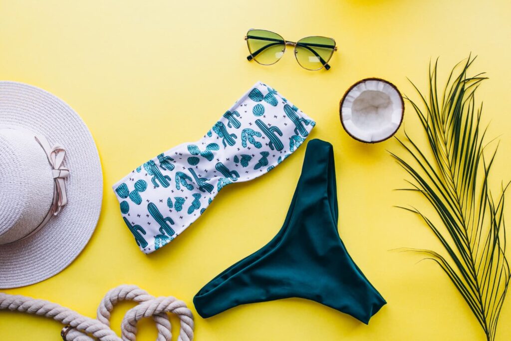Accessoires d'été sur fond jaune
