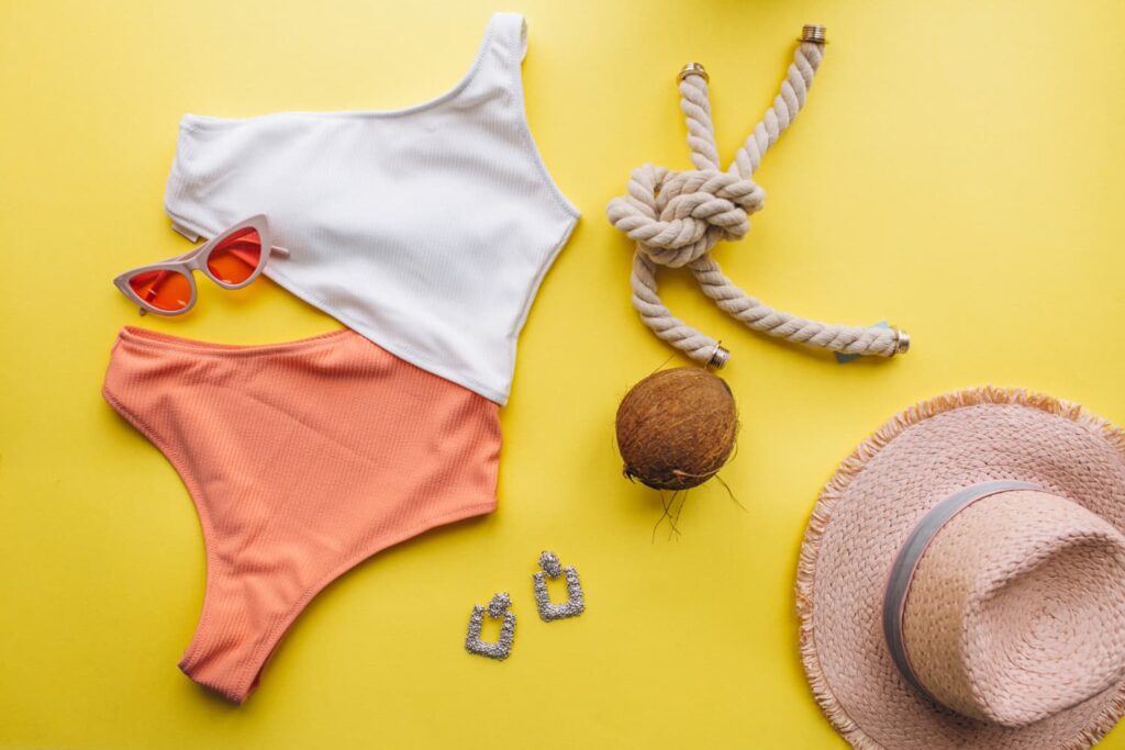 Accessoires de plage sur fond jaune vif.