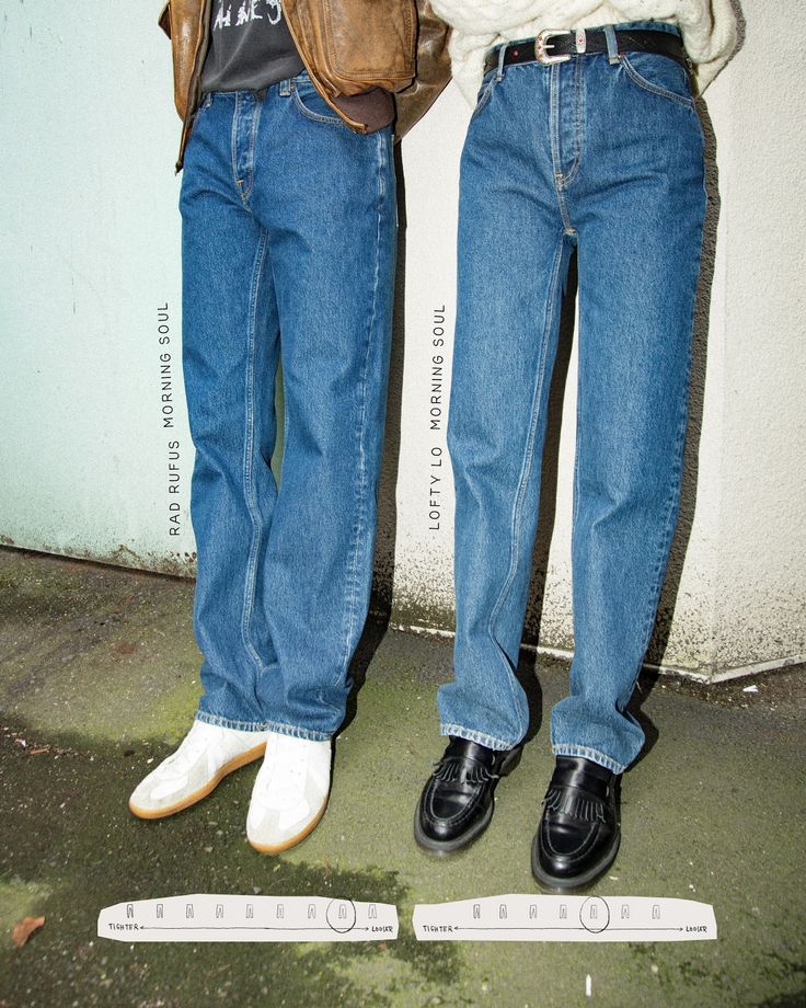 Deux personnes en jeans et chaussures différentes.