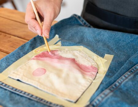 Recycler des vêtements : 7 astuces ingénieuses pour vos vêtements usés et troués