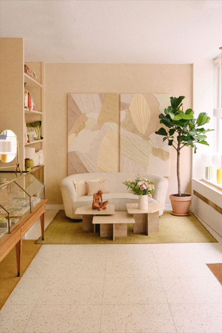 Salon moderne avec plantes et œuvres d'art abstraites.