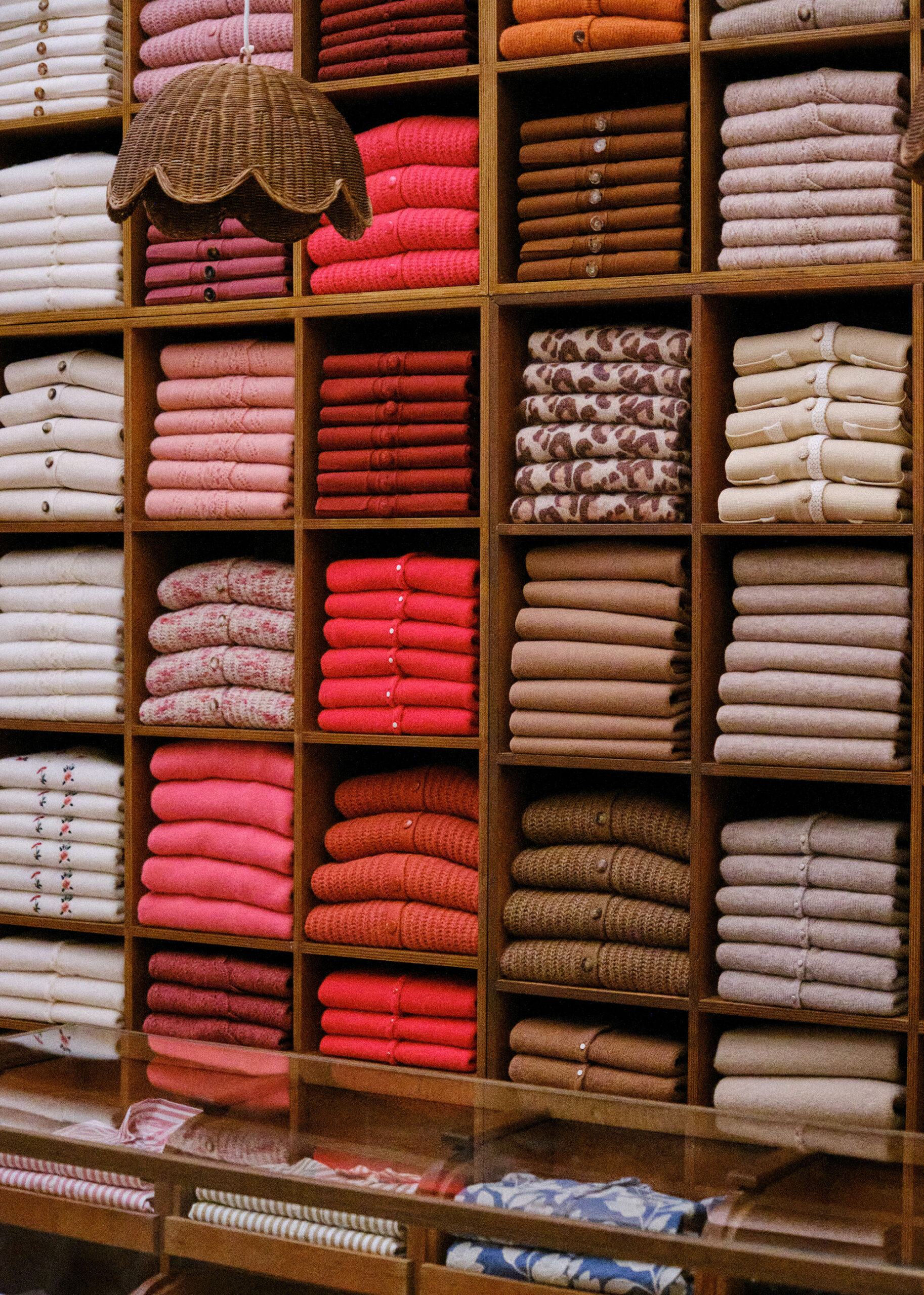 Étagères avec pulls colorés pliés.