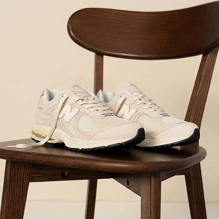 Chaussures beiges sur une chaise en bois