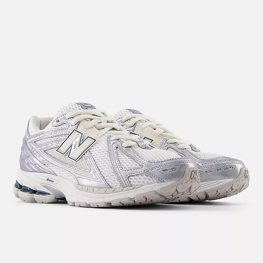 Chaussures de sport blanches et argentées.