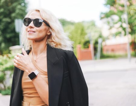 Comment s’habiller à 50 ans : notre guide pour une garde-robe moderne