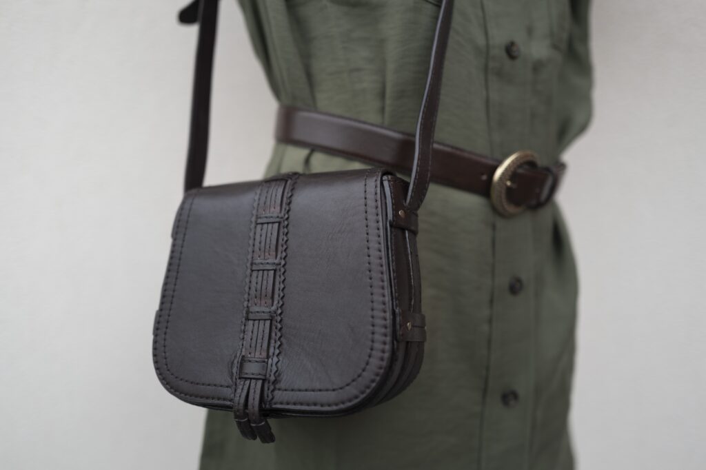 Sac en cuir marron sur robe verte