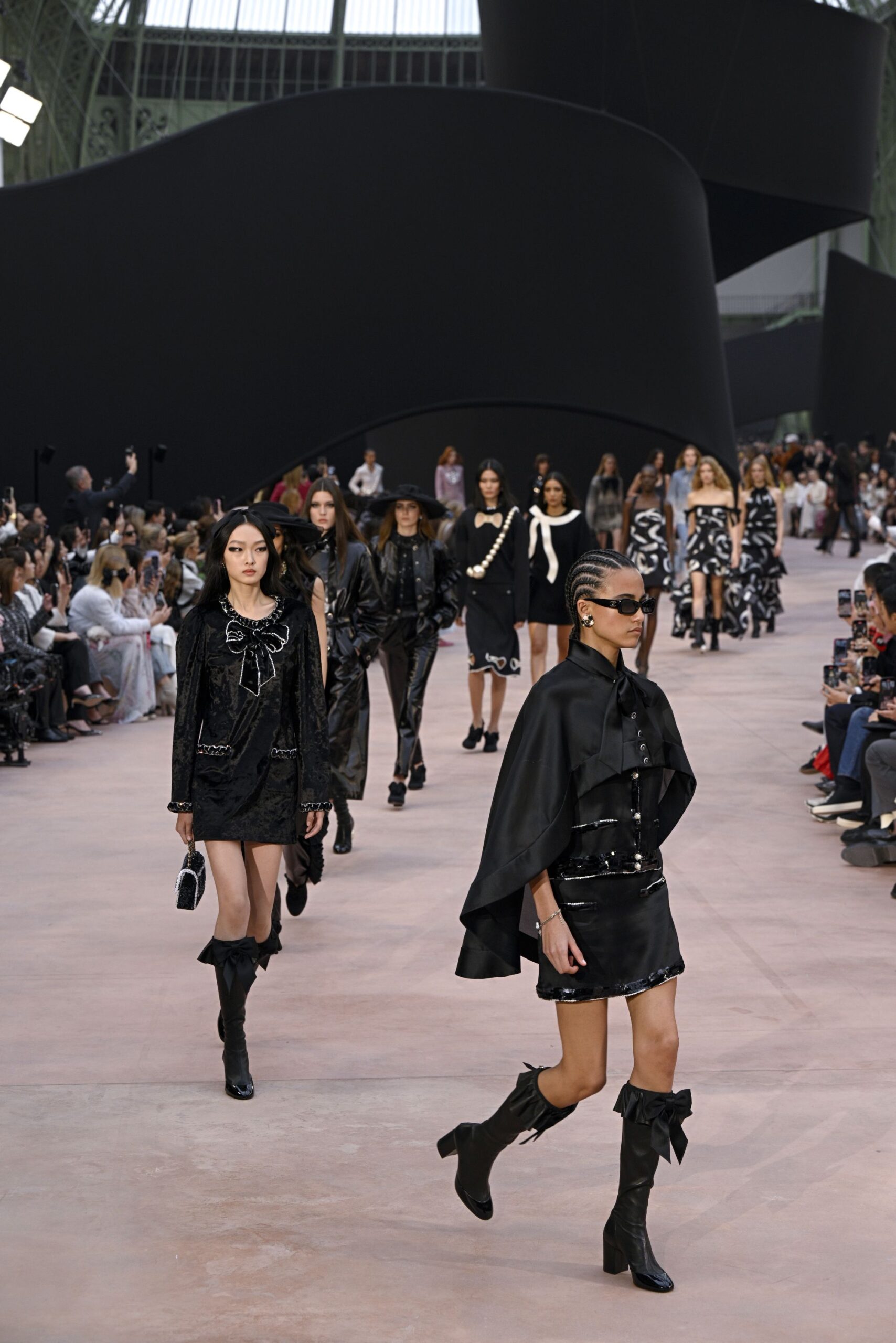 Défilé de mode au Grand Palais, tenues noires.