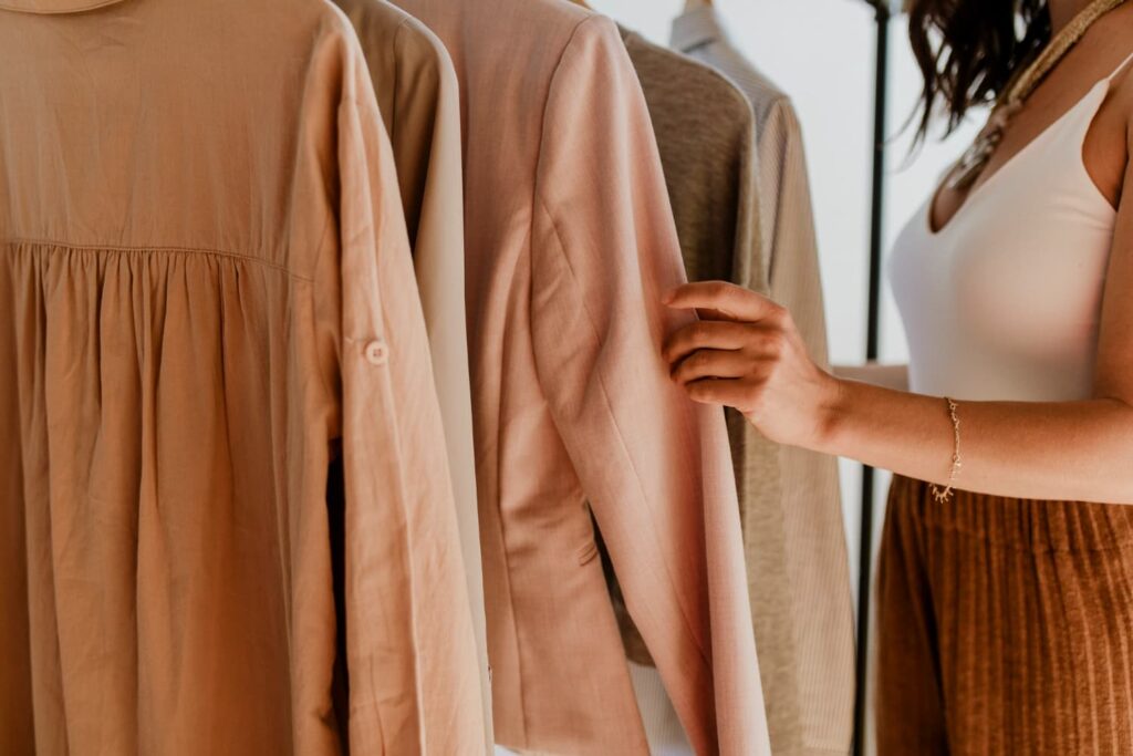 Friperie avec vêtements en lin et coton, seconde main d'été