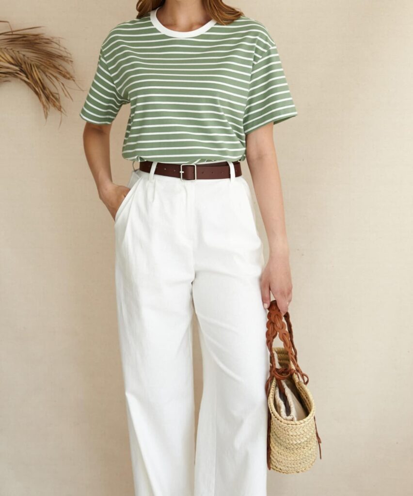 Personne en t-shirt rayé et pantalon blanc.