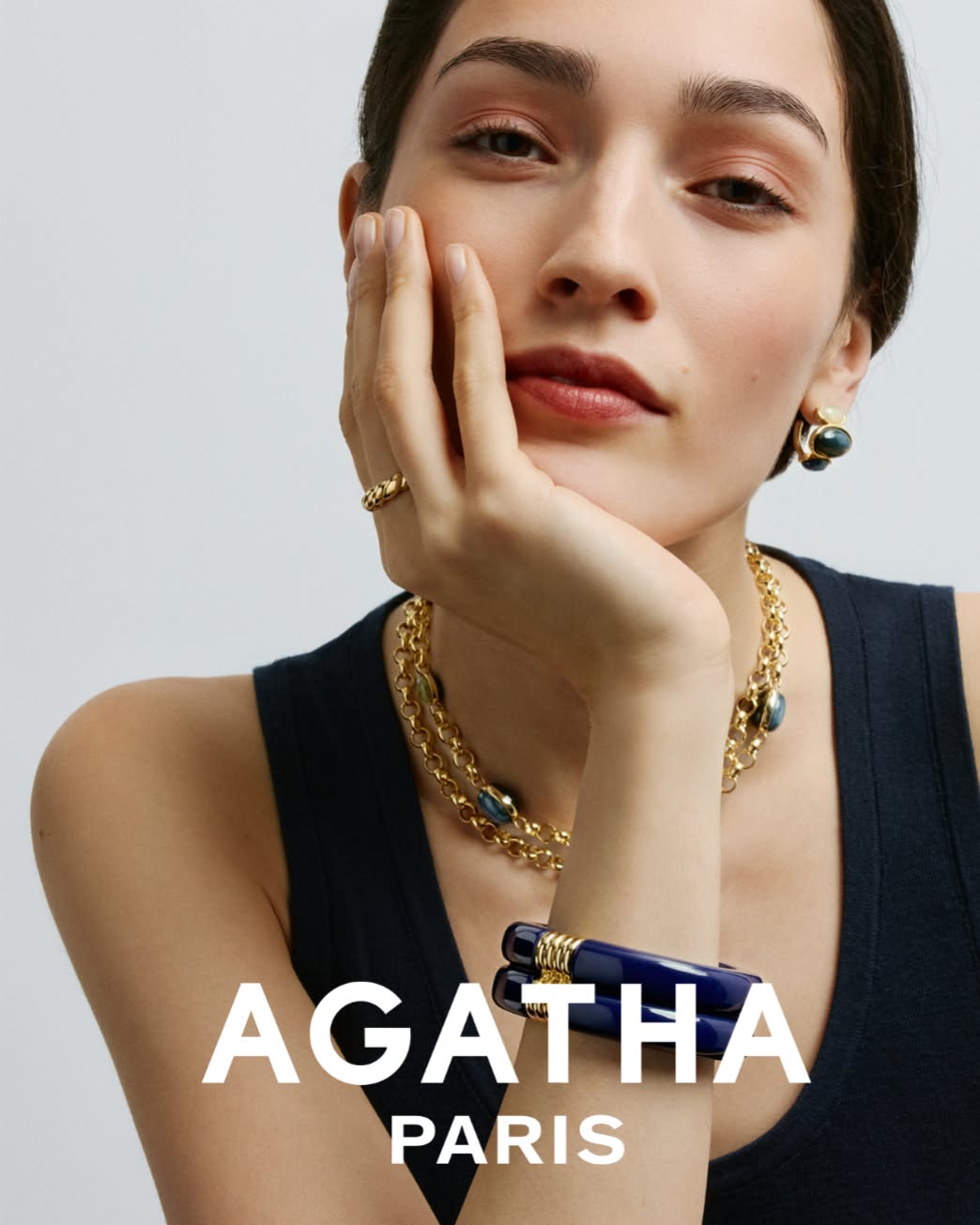 Femme portant bijoux élégants, chaîne et bracelet, Agatha Paris.
